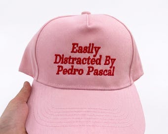 Leicht abgelenkt von Petro Pascal Hut, lustige bestickte Kappe, trendige rosa Baseballmütze, Promi-Liebhaber-Geschenk, lässiger Sommerhut