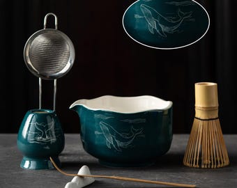 Set para ceremonia de matcha hecho a mano con estampado de ballena en color azul verdoso intenso y batidor.