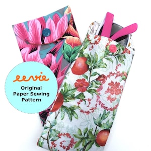 Op de afbeelding: Twee stoffen zakjes met bloemenpatronen. Eén zakje is roze en grijs met een groot bloemenontwerp. Het andere zakje is wit met een rood en groen bloemenontwerp. Beide zakjes hebben een knoopsluiting. De zakjes zijn bedoeld voor het opbergen van brillen.