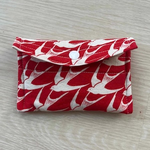 Golondrinas en Vuelo - Monedero Rojo y Blanco - Monedero Acolchado con Cremallera y Bolsillos - Lindo Regalo para Ella - Mini Billetera Hecha a Mano - Aves