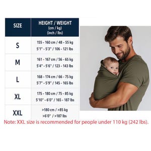 Pu&ograve; includere: Un marsupio verde oliva con una tabella delle taglie e delle misure in cm/kg e pollici/libbre. Un uomo tiene in braccio un bambino nel marsupio. La tabella include le taglie S, M, L, XL e XXL, con i relativi intervalli di altezza e peso.