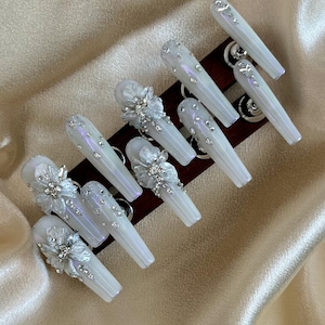 Handgemaakte 3D-bloemenpers op nagels, iriserende parel bruidsnagels