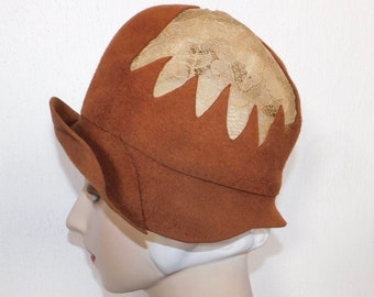 Sweet Vintage 1920s Brown Felt Cloche Hat w Lace Insets