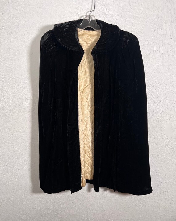 Glam Vintage 1940s Black Velvet Cape w Quilted Li… - image 7