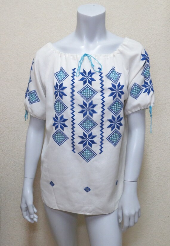 Vintage 70s Peasant Blouse w Blue Embroidery & Cu… - image 2