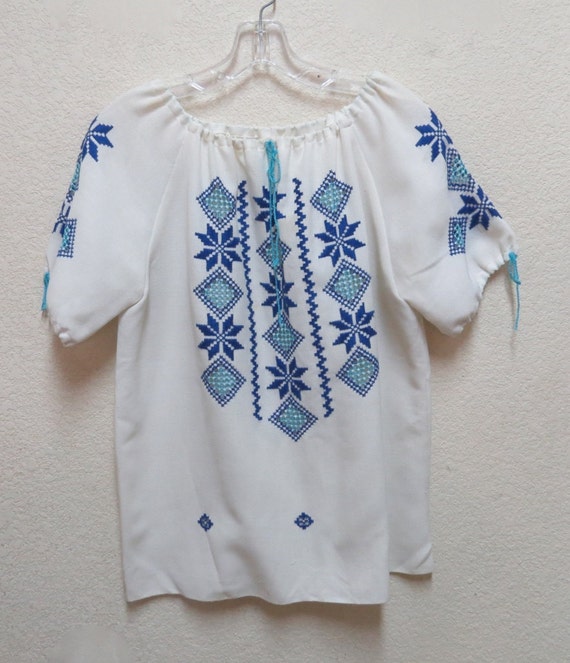 Vintage 70s Peasant Blouse w Blue Embroidery & Cu… - image 5