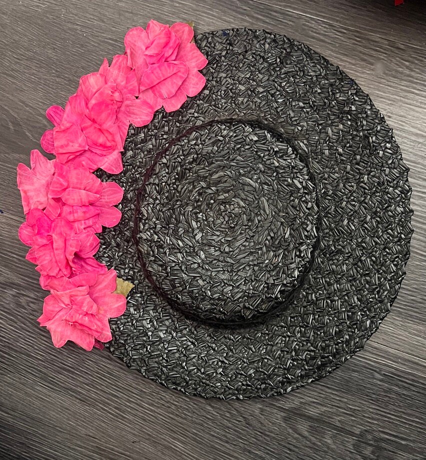 ADORABLE 1940s\' BLACK TILT STRAW TOQUE WITH FUCHSIA FABRIC FLOWERS & STEMS P1210695__69493.1753301832.JPG?c=2 main image 4