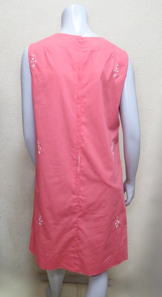 Vintage 60s Embroidered Shift Dress in Pink - image 3