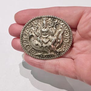 Enorme broche antiguo de plata esterlina de la época victoriana del Raj de la India con la imagen de una deidad.