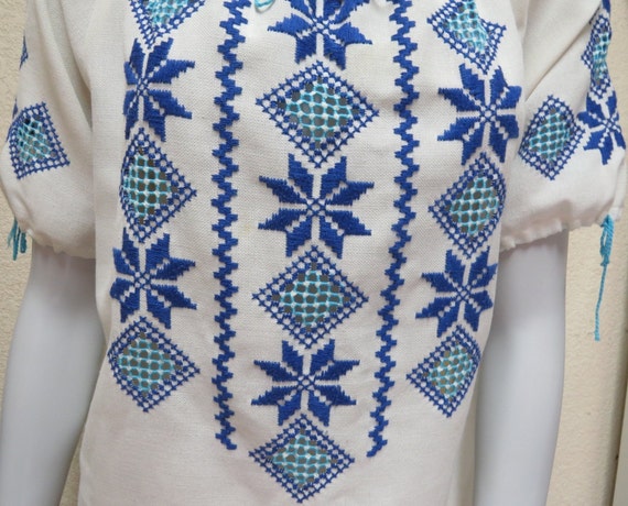 Vintage 70s Peasant Blouse w Blue Embroidery & Cu… - image 4
