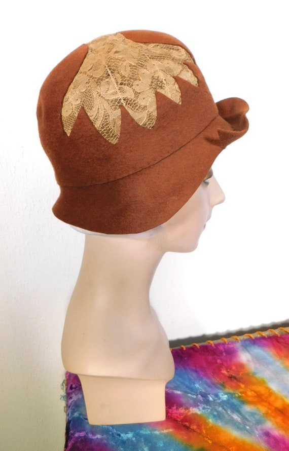 Sweet Vintage 1920s Brown Felt Cloche Hat w Lace … - image 3