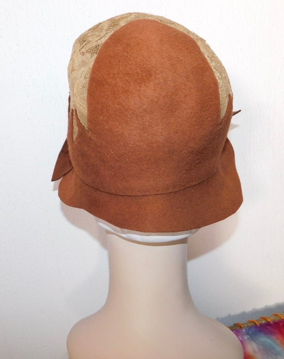 Sweet Vintage 1920s Brown Felt Cloche Hat w Lace … - image 4