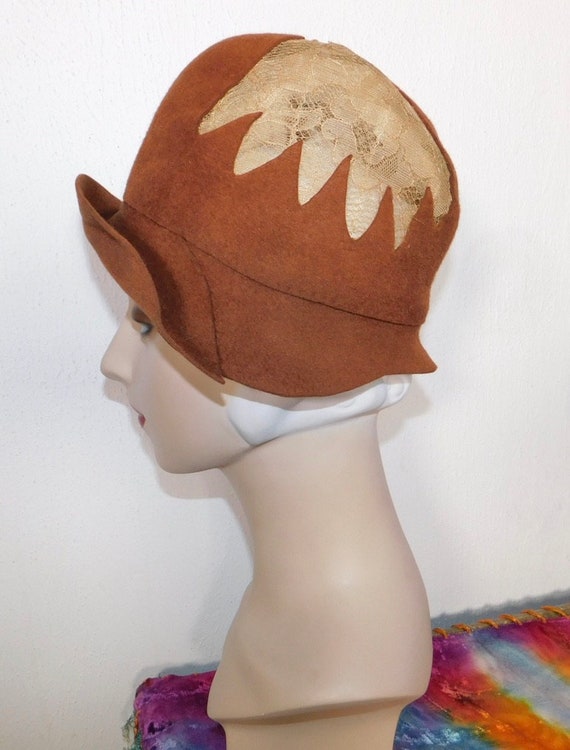 Sweet Vintage 1920s Brown Felt Cloche Hat w Lace … - image 1