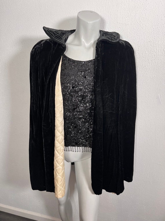 Glam Vintage 1940s Black Velvet Cape w Quilted Li… - image 3