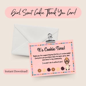 Pode incluir: Um cartão de agradecimento rosa do Girl Scout Cookie com o texto "It's Cookie Time!" e um furão de desenho animado segurando um biscoito. Inclui um envelope branco e um clipe prateado. O texto "Instant Download!" também é visível.
