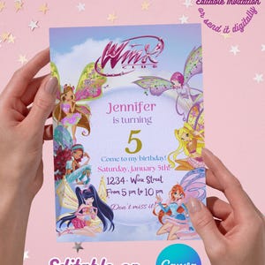 Pode incluir: Convite de aniversário colorido com o tema Winx Club. O convite inclui o texto "Jennifer faz 5 anos", juntamente com os detalhes da festa. O design é editável no Canva.