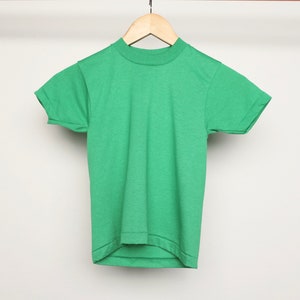vintage KID&#39;s size small KELLY green blank DEADSTOCK never worn vintage kids blank 50/50 single stitch t-shirt -- Size 6-8 year old