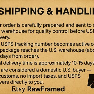 K&ouml;nnte beinhalten: Eine beigefarbene Infografik mit einem gr&uuml;nen H&auml;kchen-Symbol und dem Text SHIPPING & HANDLING. Sie enth&auml;lt vier Aufz&auml;hlungspunkte zur Auftragsabwicklung, USPS-Sendungsverfolgung, Lieferzeiten und dem Versandstatus innerhalb der USA, sowie den Namen Etsy RawFramed.