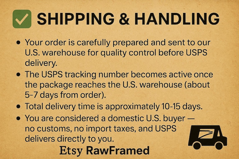 K&ouml;nnte beinhalten: Eine beigefarbene Infografik mit einem gr&uuml;nen H&auml;kchen-Symbol und dem Text SHIPPING & HANDLING. Sie enth&auml;lt vier Aufz&auml;hlungspunkte zur Auftragsabwicklung, USPS-Sendungsverfolgung, Lieferzeiten und dem Versandstatus innerhalb der USA, sowie den Namen Etsy RawFramed.