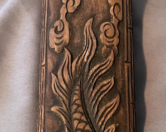 Vaina de espada Jian china antigua del siglo XIX, tallada a mano en madera con forma de dragón y fénix, con herrajes de latón.