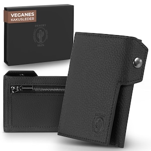 Könnte beinhalten: Schwarzes veganes Kaktusleder-Portemonnaie mit Druckknopfverschluss und Reißverschlusstasche. Das Portemonnaie hat eine strukturierte Oberfläche und ein Logo mit Kaktusdesign. Auf der Box steht "VEGANES KAKUSLEDER" und "DESERT SKIN".