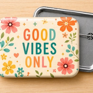 Puede incluir: Una chapa rectangular con esquinas redondeadas, con la frase "GOOD VIBES ONLY" en letras coloridas. La chapa est&aacute; decorada con ilustraciones florales y de hojas en tonos rosa, naranja, amarillo y turquesa. Tiene un alfiler plateado en la parte trasera.
