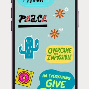 Può includere: Schermo del telefono con adesivi motivazionali colorati. Il testo include "STRONGER than I THINK", "Peace", "OVERCOME the IMPOSSIBLE" e "GIVE THANKS". Altre grafiche: cactus, ciambella e fiori.