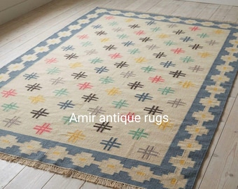 Crèmeblauwe geometrische Kilim-tapijt, boho slaapkamertapijt, kleurrijke tribale vloerdecoratie