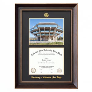 Może przedstawiać: Oprawiony dyplom z California State University, Long Beach, ze zdjęciem budynku uniwersyteckiego. Ciemnobrązowa rama ma złote akcenty i napis "University of California, San Diego".