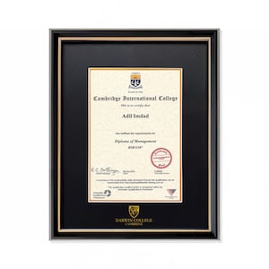 Puede incluir: Un Diploma de Gestión del Cambridge International College enmarcado, emitido a nombre de Adil Imdad. El documento presenta texto negro sobre fondo crema, dentro de un marco negro con borde interior dorado y paspartú negro con un logotipo dorado.