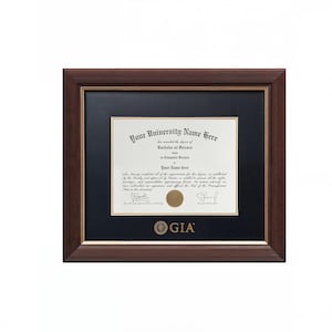 Puede incluir: Un diploma enmarcado en madera de color marrón oscuro con un paspartú negro y un borde interior dorado. El documento incluye el texto Your University Name Here, Bachelor of Science, in Computer Science, Your Name here y el logotipo GIA en oro.