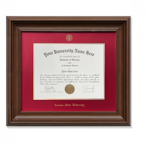 Puede incluir: Un diploma universitario enmarcado con un marco de madera marrón oscuro, un paspartú rojo intenso y un sello dorado. El documento muestra el texto Your University Name Here, Bachelor of Science in Computer Science y Arizona State University.