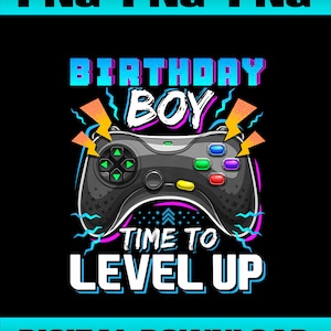 Puede incluir: Gráfico digital con fondo negro que presenta un mando de videojuegos. El texto dice "BIRTHDAY BOY TIME TO LEVEL UP" en blanco y azul, con acentos de rayos. La parte superior e inferior del gráfico dice "PNG" y "DESCARGA DIGITAL".
