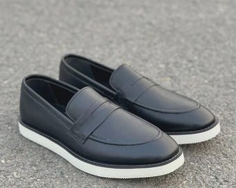 Mocasines de piel negra para hombre con suela blanca – Zapatos modernos sin cordones