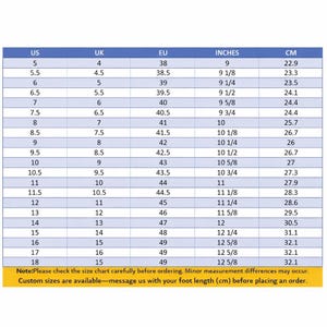 Può includere: Tabella di conversione delle taglie di scarpe con misure US, UK, EU, pollici e cm. La tabella include taglie da US 5 (9 pollici, 22,9 cm) a US 18 (12 5/8 pollici, 32,1 cm). Il testo in basso consiglia di controllare attentamente la tabella.