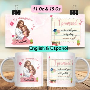 Op de afbeelding: Witte keramische mok met een wikkelontwerp met een illustratie van een persoon die een jonge vrouw omhelst, met de tekst "My daughter Isabella". De mok toont ook de tekst "I promised to be with you every day" en "Matthew 28:20."