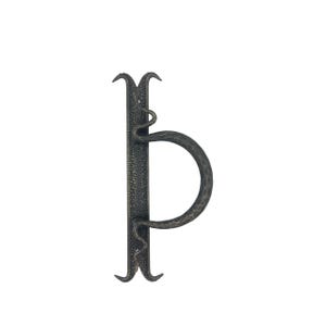 Op de afbeelding: Een donkerbronskleurige metalen deurklink met een verticale rechthoekige achterplaat met een gehamerde textuur en een gebogen, halfronde greep. De klink heeft decoratieve, puntige uiteinden aan de boven- en onderkant van de plaat.