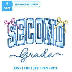 Può includere: Un disegno per ricamo con il testo SECOND GRADE in un carattere stampatello blu con riempimento a quadretti vichy azzurro. Un fiocco rosa è attaccato alla lettera S e un fiocco giallo alla lettera E. La parola Grade è in corsivo blu.