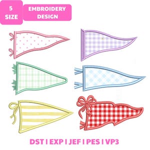 Può includere: Sei ricami a forma di gagliardetto con vari motivi e colori, tra cui pois rosa, quadretti viola, scacchi verdi, rombi blu, strisce gialle e quadretti rossi, con il testo 5 SIZE EMBROIDERY DESIGN e i formati di file DST, EXP, JEF, PES, VP3.