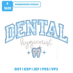 Può includere: Un disegno per ricamo con la parola DENTAL in un motivo a quadretti vichy azzurro, la parola hygienist in carattere corsivo bianco e un'icona di dente sorridente con due piccole stelle a quattro punte. Include 5 SIZE e DST, EXP, JEF, PES, VP3.
