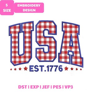 Könnte beinhalten: Ein patriotisches Stickdesign mit dem Wort "USA" in einer kräftigen Schriftart. Die Buchstaben sind mit einem rot-weiß karierten Muster gefüllt und blau umrandet. Der Text "EST. 1776" steht darunter, mit Sternen.