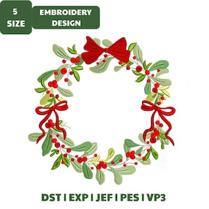 Puede incluir: Un diseño de bordado de una corona circular de muérdago con hojas verdes y bayas rojas, acentuado por tres lazos rojos. El texto 5 SIZE EMBROIDERY DESIGN y los formatos de archivo DST, EXP, JEF, PES, VP3 se muestran en recuadros.