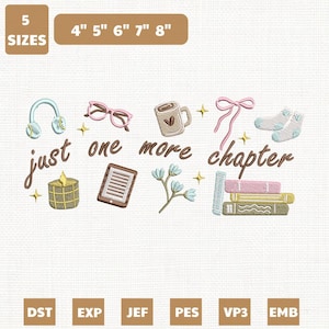 Puede incluir: Un diseño bordado con el texto "just one more chapter" y varios iconos relacionados, como auriculares, gafas, una taza, un lazo, calcetines, una vela, una tableta, flores y libros. Disponible en 5 tamaños, de 10.16 cm a 20.32 cm.