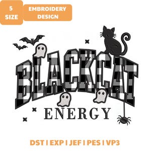 Pode incluir: Um design de bordado com o texto BLACK CAT ENERGY em um padrão xadrez preto e branco. O design inclui um gato preto, três pequenos fantasmas brancos, dois morcegos, uma aranha e pequenas formas de estrelas ao redor das letras.