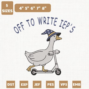 Könnte beinhalten: Ein Stickdesign mit einer Gans in einem Zaubererhut auf einem Roller, mit dem Text "OFF TO WRITE IEP'S" darüber. Erhältlich in 5 Größen, von 10,16 cm bis 20,32 cm breit. Geeignet für verschiedene Stickprojekte.