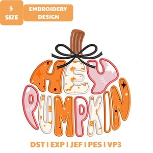Pode incluir: Um design de bordado com o texto HEY PUMPKIN em forma de abóbora com um laço preto no topo. As letras são preenchidas com padrões laranja, rosa e brancos, incluindo pequenas abóboras e estrelas. O texto no topo diz 5 SIZE EMBROIDERY DESIGN.