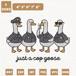 Può includere: Un disegno ricamato con quattro oche dei cartoni animati in uniforme da poliziotto. Le oche indossano giacche e cappelli blu scuro, una tiene un fischietto e un'altra indossa occhiali da sole. Il testo "just a cop goose" è sotto, con misure da 10.16cm a 20.32cm.