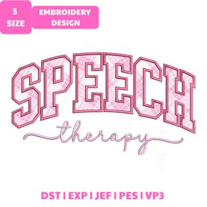 Puede incluir: Un diseño de bordado que presenta la palabra SPEECH en una fuente de bloque a cuadros rosa y blanco con un borde rosa grueso, y la palabra therapy en una fuente cursiva rosa debajo. El texto 5 SIZE EMBROIDERY DESIGN y formatos aparecen.
