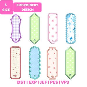 Può includere: Una collezione di otto colorati disegni di ricamo in varie forme, tra cui rettangoli e bordi smerlati. I disegni presentano motivi come cuori, fiori e stelle, con uno striscione rosa che recita "EMBROIDERY DESIGN" e "5 SIZE".