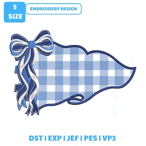 Puede incluir: Un diseño de bordado que presenta un banderín con un patrón de cuadros vichy en azul claro y blanco, acentuado por un gran lazo de varias capas en tonos azul oscuro, azul claro y blanco. El texto incluye 5 SIZE y DST, EXP, JEF, PES, VP3.